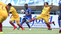 Gelandang Persib, Michael Essien (tengah) mencoba mengoper bola saat laga pembuka Piala Presiden 2018 melawan Sriwijaya FC di Stadion GBLA, Bandung, Selasa (16/1). Persib unggul 1-0. (Liputan6.com/Helmi Fithriansyah)