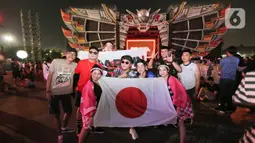 Pengunjung mancanegara berpose dengan bendera nasional negaranya saat menonton Djakarta Warehouse Project (DWP) 2019 di JI Expo Kemayoran, Jakarta, Jumat (13/9/2019). Hari pertama DWP 2019 dimeriahkan Martin Garrix, Zedd, Dash Berlin, Yellow Claw, hingga Barong Family. (Kapanlagi.com/Budy Santoso)