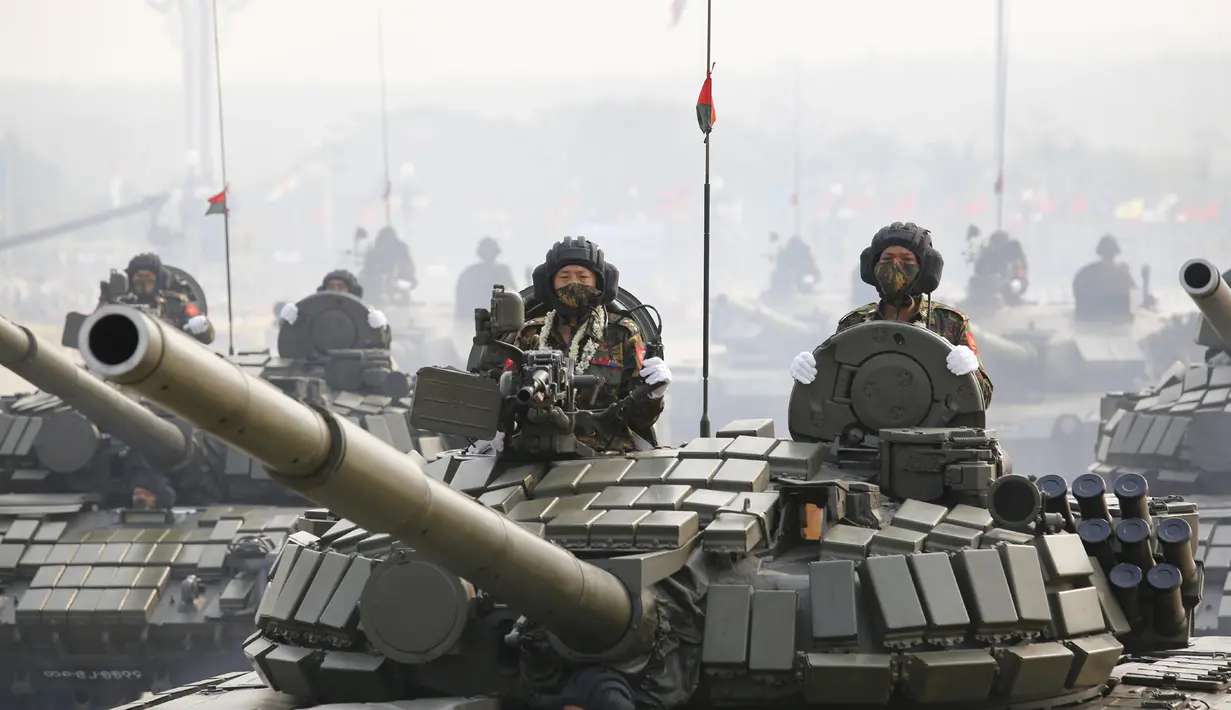 Personel militer membawa tank berpartisipasi dalam pawai selama Hari Angkatan Bersenjata nasional di Naypyitaw, Myanmar, Sabtu (27/3/2021).  Myanmar saat ini sedang dalam kekacauan sejak  para jenderal militer menggulingkan dan menahan pemimpin sipil Aung San Suu Kyi pada Februari. (AP Photo)