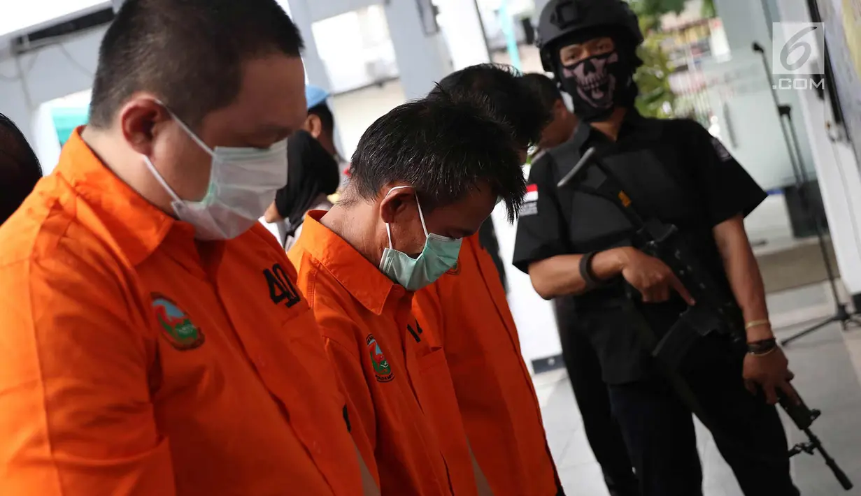Tiga tersangka dihadirkan di Polda Metro Jaya, Jakarta, Kamis (2/11). Subdit II Ditresnarkoba Polda Metro Jaya mengamankan barang bukti 86 kg metamfetamina, 100 gram ketamine, 99 gram serbuk berwarna putih dan oranye. (Liputan6.com/Immanuel Antonius)