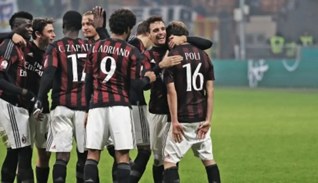 Para Pemain AC Milan, merayakan gol Andrea Poli saat melawan Klub Serie B Crotone pada laga Piala Italia di Stadion San Siro, Rabu (2/12/2015) dini hari WIB. AC Milan menang 3-1. (Photo/Acmilan.com)
