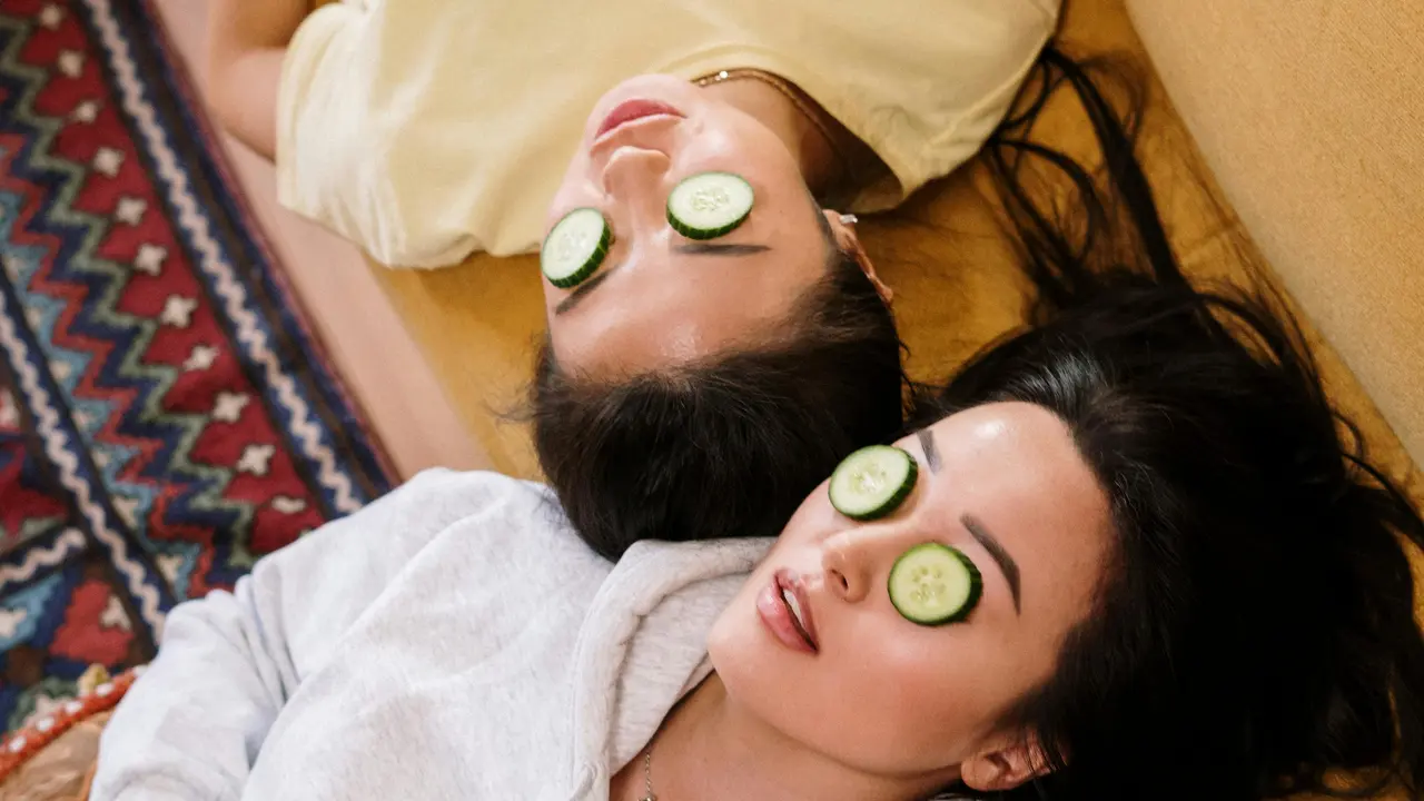 Lagi Gabut? Coba Perawatan Rumahan Ini Bareng Bestie Yuk!