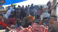 Pembagian daging kurban sapi milik Presiden di Mamuju (Foto: Liputan6.com/Abdul Rajab Umar)