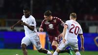Striker Torino, Andrea Belotti (tengah) saat melawan AC Milan. (MIGUEL MEDINA / AFP)