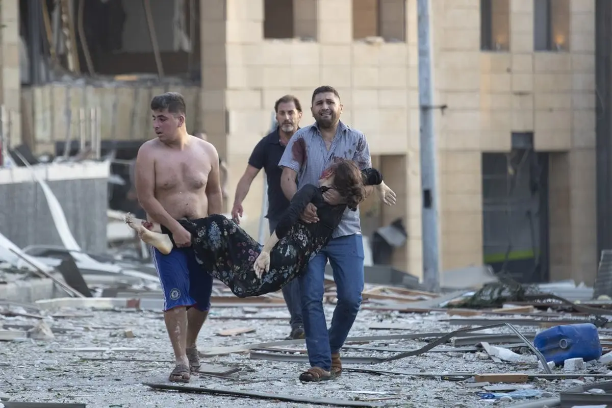 Proses evakuasi korban ledakan di Beirut, Lebanon pada Selasa 4 Agustus 2020 (AP Photo/Hassan Ammar)