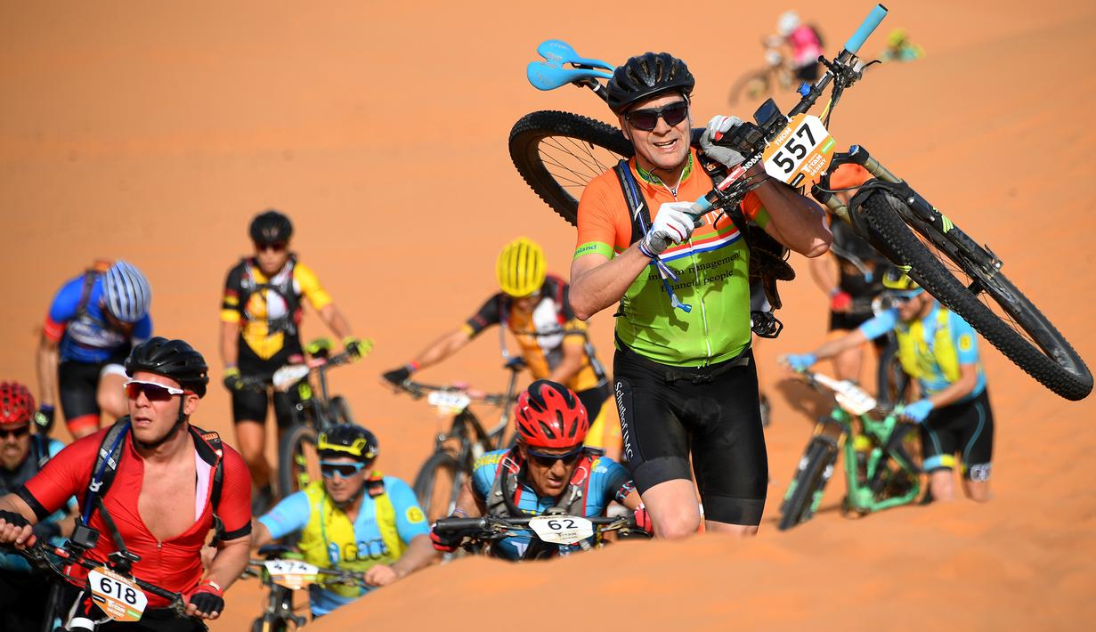 FOTO Potret Para Pebalap Sepeda Gunung Lintasi Gurun Pasir Maroko Bola Liputan6com