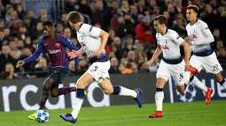 Pemain depan Barcelona Ousmane, Dembele (kiri) menggiring bola saat menghadapi Tottenham Hotspur pada matchday keenam Grub B Liga Champions di Stadion Camp Nou, Barcelona, Spanyol, Selasa (11/12). (AP Photo/Emilio Morenatti)