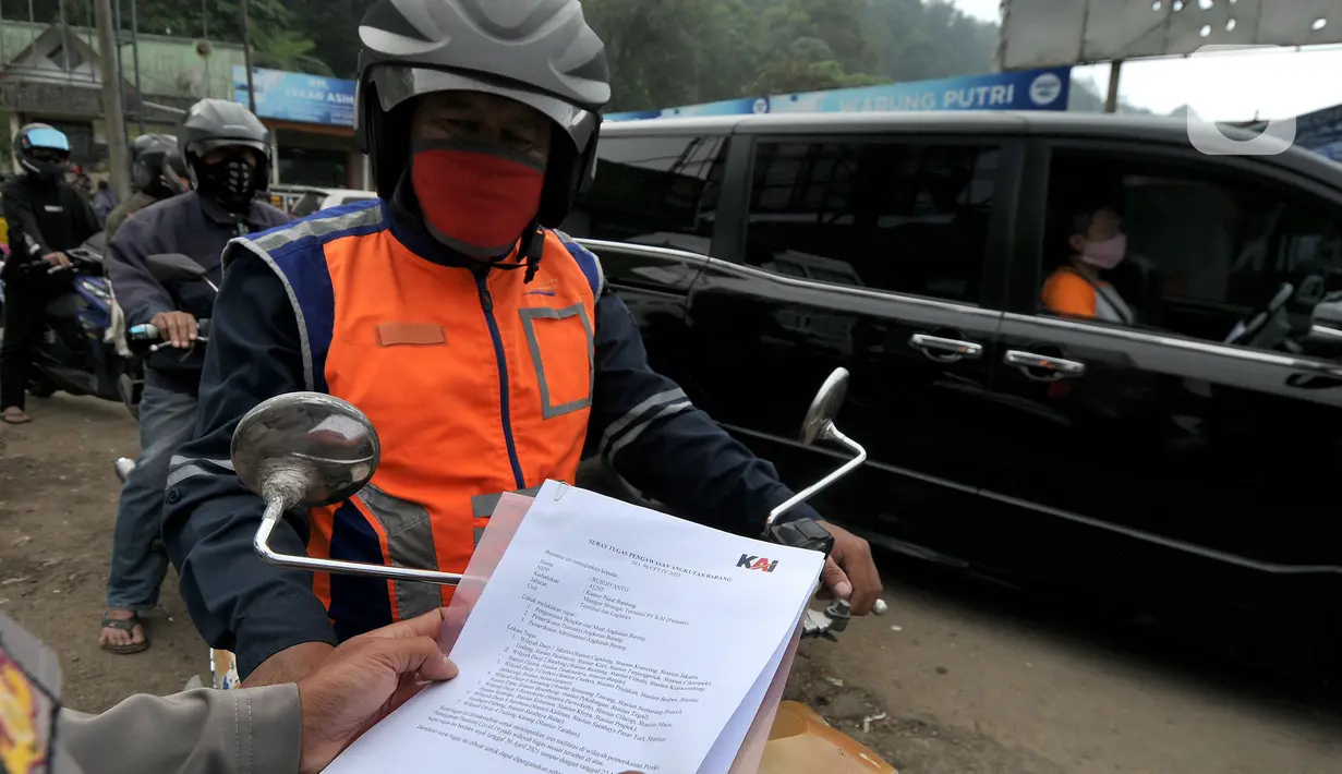 Polisi memeriksa surat tugas pemilik kendaraan bermotor pada Pos Penyekatan Lebaran 2021 di Ciloto, Cianjur, Jawa Barat (9/5/2021). Pos penyekatan ini ditujukan kepada kendaraan para pemudik yang selanjutnya akan memutar balik para pemudik dalam upaya pengendalian COVID-19. (merdeka.com/Arie Basuki)