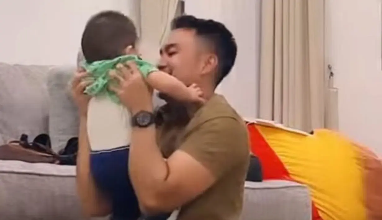 Mantan pacar Nathalie Holscher yang kini dikabarkan CLBK sudah akrab dengan Adzam. Momen Faris momong Adzamn ini terabdikan oleh Nathalie. Terlihat jelas bahwa Faris begitu senang dengan kehadiran Adzam. (Liputan6.com/IG/nathalieholscher)