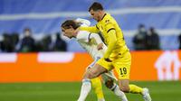 Luka Modric, kiri, dan Mason Mount Chelsea berebut bola pada pertandingan sepak bola leg kedua perempat final Liga Champions antara Real Madrid dan Chelsea di stadion Santiago Bernabeu di Madrid, Spanyol, Selasa, 12 April 2022. (AP Photo /Manu Fernandez)