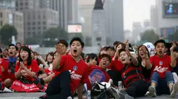 Reaksi warga Korea Selatan saat nonton bareng siaran televisi pertandingan penyisihan Piala Dunia Grup H Piala Dunia 2014, Seoul, Jumat (27/6/14). (REUTERS/Kim Hong-Ji)