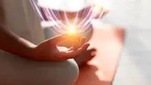 Ilustrasi meditasi, energi baik, semedi, karma. (Image by freepik)
