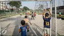 Sejumlah anak-anak bermain bola di Ruang Publik Terpadu Ramah Anak (RPTRA) di Jalan Pluit Mas Utara, Kelurahan Pejagalan, Kecamatan Penjaringan, Jakarta, Rabu (6/4). (Liputan6.com/Faizal Fanani)