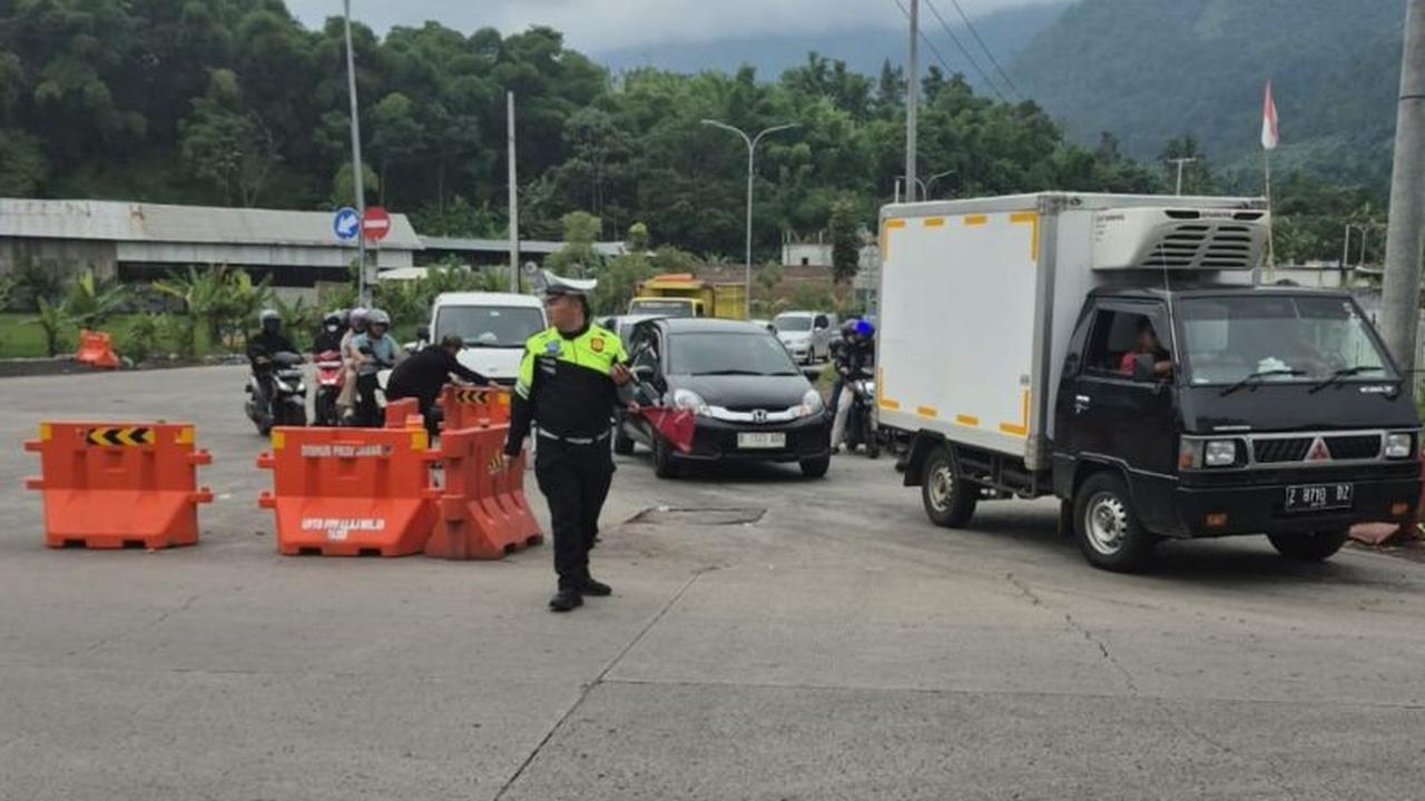 Polres Garut Urai Kepadatan Arus Lalu Lintas Garut Menuju Bandung Saat Libur Panjang