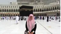Asma Nadia di Kakbah, Mekah, Arab Saudi. (dok.Instagram @asmanadia/https://www.instagram.com/p/CUa0ic7BZ9E/Henry)