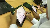 Aktivitas learning siswa SMA 74 lewat tablet dan sistem Fujitsu Chietama. Liputan6.com/Jeko Iqbal Reza