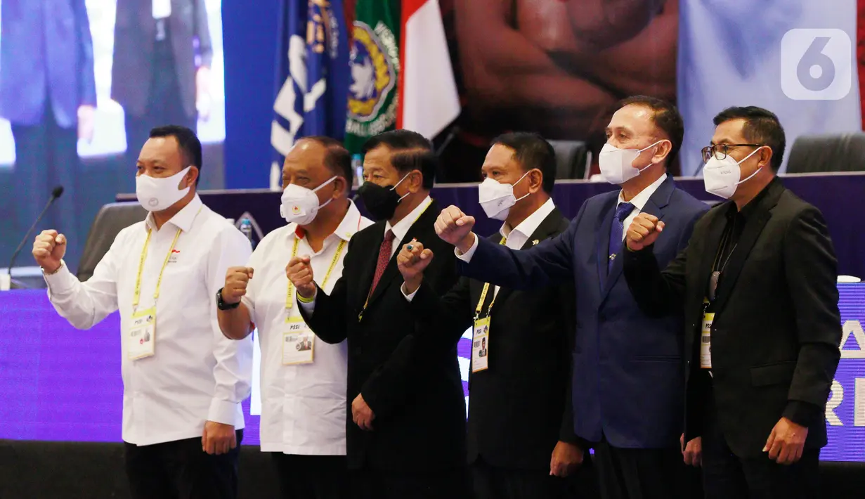 Menpora RI, Zainudin Amali, Ketua PSSI, Mochamad Iriawan, foto bersama saat Kongres PSSI di Hotel Raffles, Jakarta, Sabtu (29/5/2021). Kongres tersebut akan membahas kepastian Liga 1 dan 2 musim 2021-2022. (Bola.com/M Iqbal Ichsan)