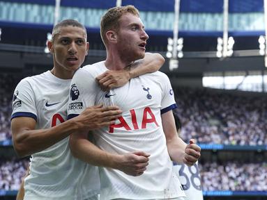 Tuan rumah Tottenham Hotspur harus bersusah payah mengalahkan Sheffield United pada laga pekan kelima Premier League Liga Inggris 2023/2024 di Tottenham Hotspur Stadium, London, Sabtu (16/9/2023) malam WIB. Sempat tertinggal lewat gol Gustavo Hamer pada menit ke-73, Spurs baru mampu menyamakan skor hingga akhirnya memenangkan laga pada masa injury time yang berdurasi 12 menit. Gol penyeimbang 1-1 dicetak Richarlison pada menit ke-90+8, sementara gol kemenangan dicetak Dejan Kulusevski dua menit kemudian. Wasit Peter Bankes mengeluarkan total 14 kartu kuning untuk kedua tim dan 1 kartu merah kepada tim tamu dalam laga tersebut. (PA via AP Photo/Jonathan Brady)
