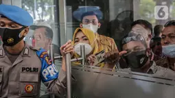 Sejumlah korban hadir melihat rilis di Bareskrim Polri, Jakarta, Kamis (22/4/2021).Penyidik Bareskrim Polri menetapkan enam orang sebagai tersangka dalam kasus dugaan investasi ilegal E-Dinar Coin (EDC) Cash. Salah satu tersangkanya yakni CEO EDCCash, Abdulrahman Yusuf. (Liputan6.com/Faizal Fanani)