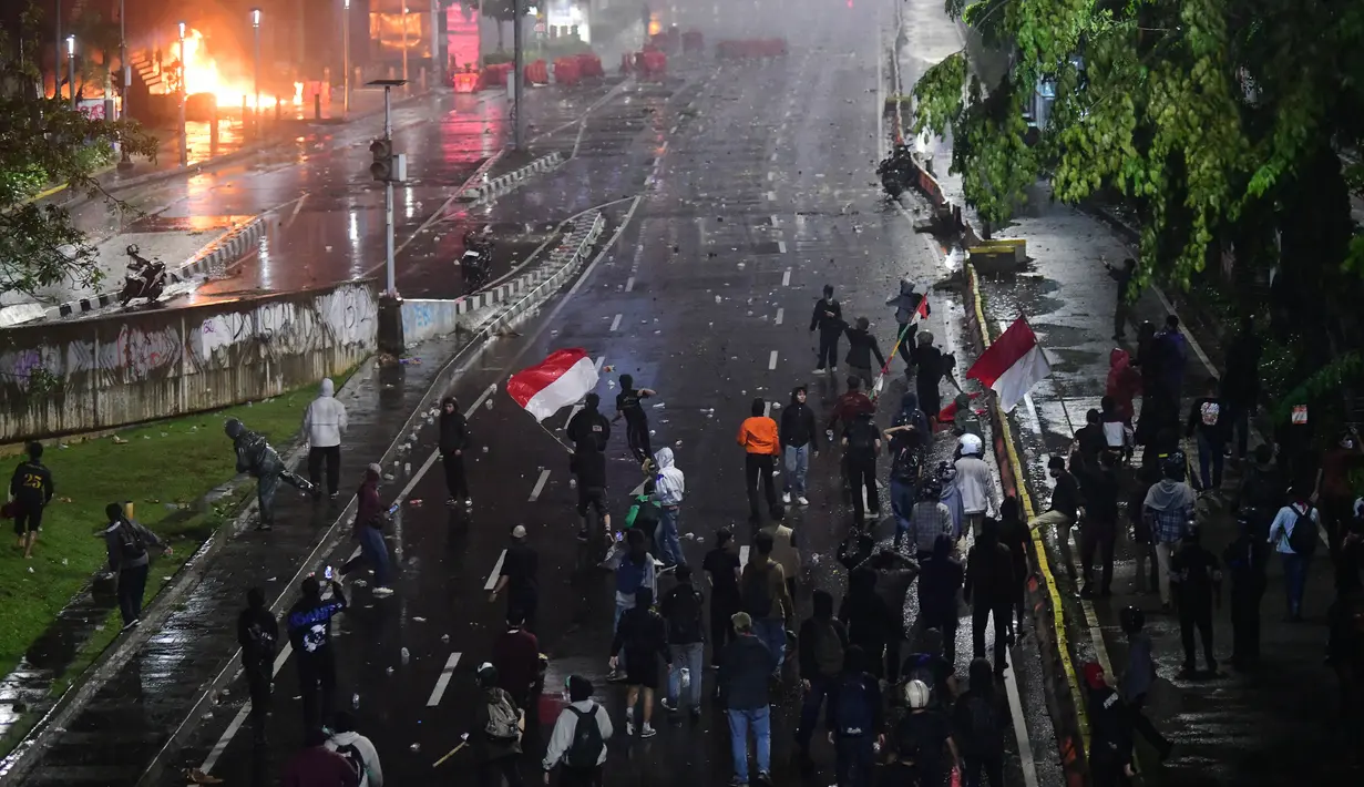 Massa aksi memenuhi ruas jalan Semanggi saat aksi unjuk rasa di Mapolda Metro Jaya, Jakarta, Jumat (29/8/2025). (merdeka.com/Arie Basuki)
