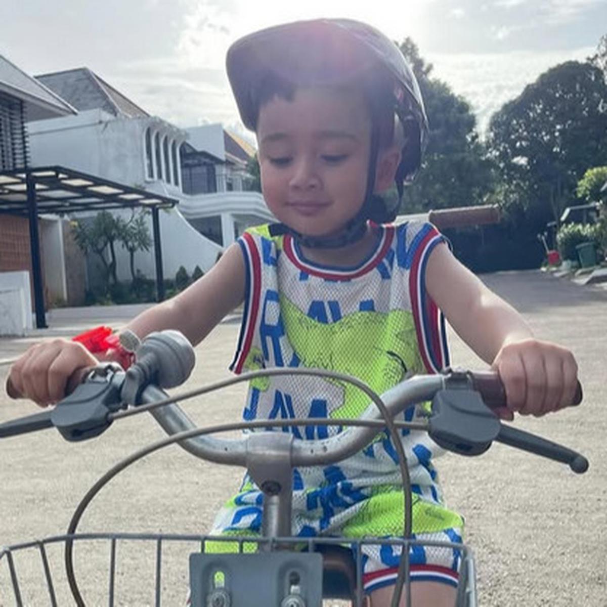 Dipuji Bayi Kharismatik, Potret Rayyanza Tersenyum Manis saat Bersepeda Keliling Komplek Curi Perhatian