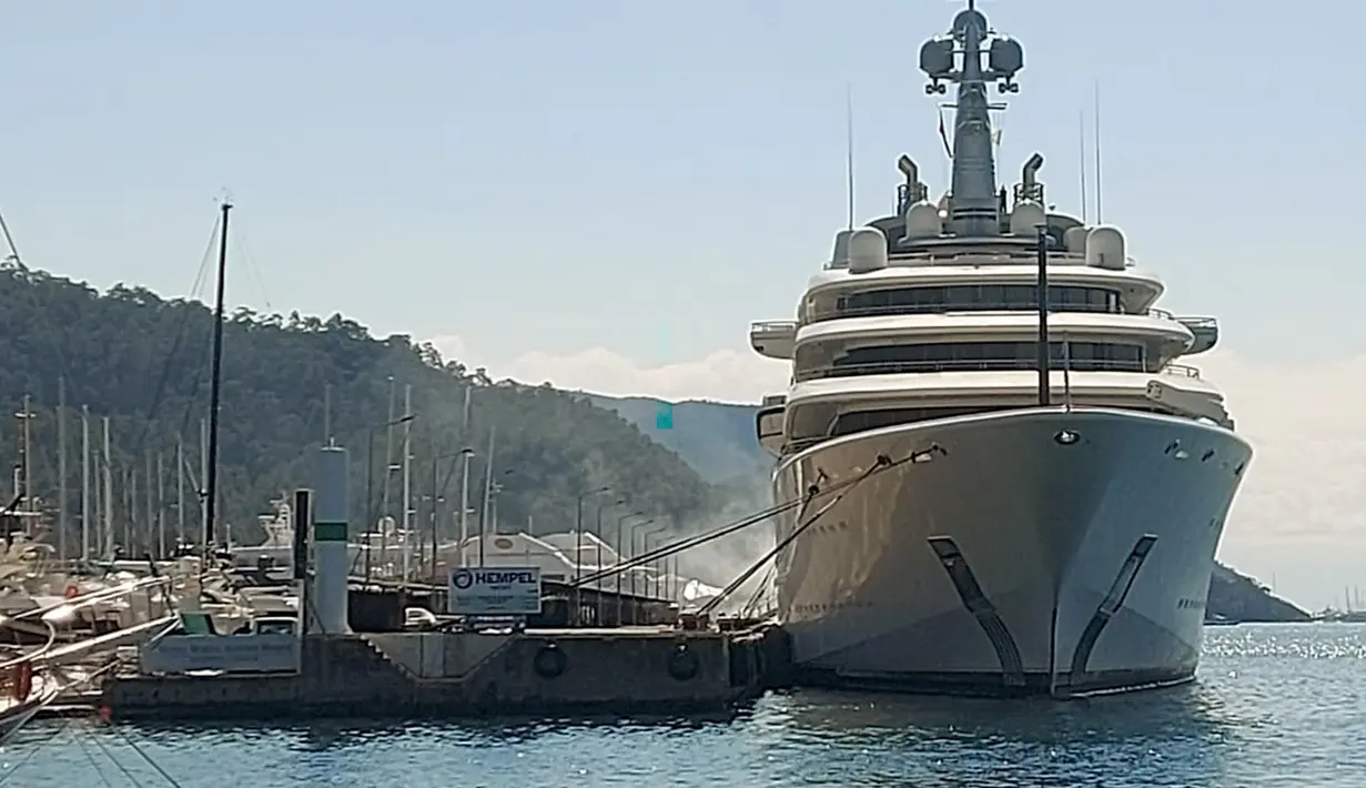 Kapal pesiar mewah "Eclipse" milik oligarki Rusia Roman Abramovich berlabuh di Aegean Marmaris, Distrik Mugla, Turki, 22 Maret 2022. Roman Abramovich didiskualifikasi sebagai Direktur Chelsea oleh Dewan Liga Inggris setelah invasi Rusia ke Ukraina. (FATIH CETIN/AFP)