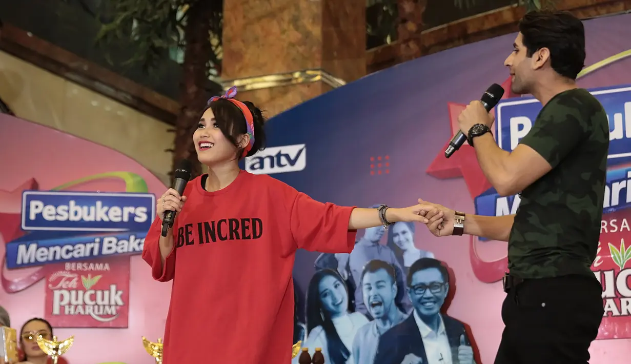 Pria blasteran negeri Bollywood tersebut menjadi pria beruntung yang bisa merayu dan menggenggam jemari Ayu Ting Ting. (Bambang E.Ros/Bintang.com)