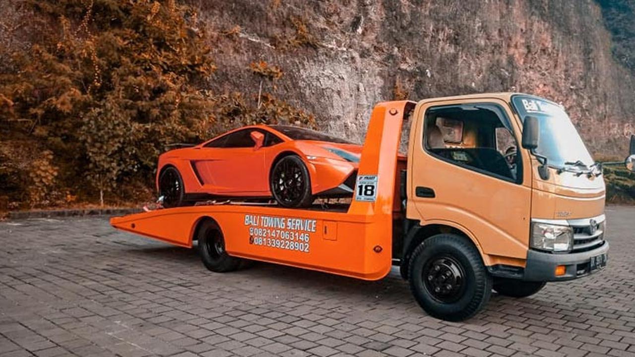 Perbedaan Derek dan Towing Mobil