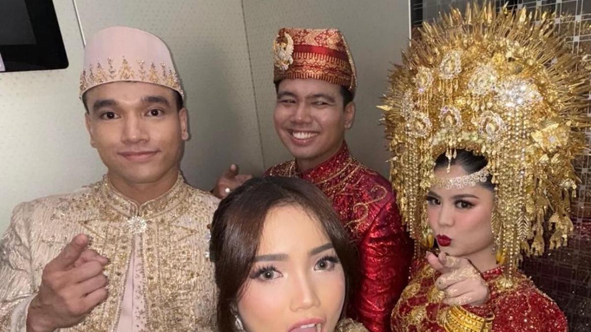 6 Gaya Kakak Ipar Fuji An, Indah Tri Pertiwi Dibalut Busana Adat Minang di Resepsi Pernikahannya dengan Frans Faisal