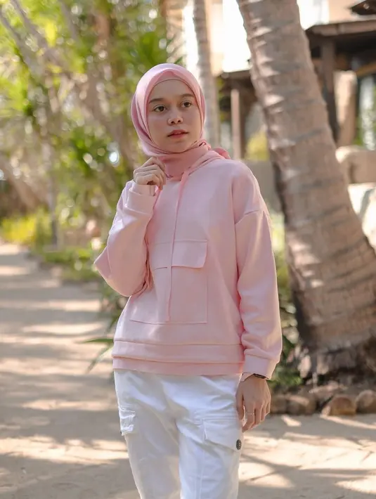Warna pink dan putih memang cocok ketika dipadukan, salah satunya penampilan Lesti Kejora satu ini. Ini adalah unggahan Lesti tahun 2019, jika dibandingkan dengan potretnya sekarang yang sudah dikaruniai anak, pesonanya Lesti tak luntur dan tetep imut seperti 4 tahun lalu. Mulai dari pashima sampai jilbab segiempat, gaya hijab adik Beni Mulyana ini selalu curi perhatian. (Liputan6.com/IG/@lestykejora)
