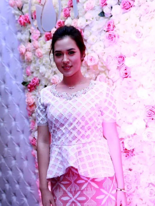 Penyanyi yang sering duet dengan Tulus ini didapuk menjadi salah satu penyanyi wanita berparas cantik Indonesia berkat kepercayaan diri dan proses merawat diri dengan baik. (Wimbarsana/Bintang.com)