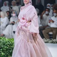 Pertama kali jadi model di acara fashion show usai berhijab, penampilan cantik nan anggun Tya Ariestya ini menuai pujian. (Instagram/tya_ariestya).