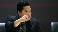 Ketua Umum PSSI, Erick Thohir memberikan keterangan kepada wartawan saat konferensi pers mengenai pembentukan yayasan PSSI dan perwasitan Indonesia di GBK Arena, Senayan, Jakarta, Kamis (22/06/2023). (Bola.com/Bagaskara Lazuardi)