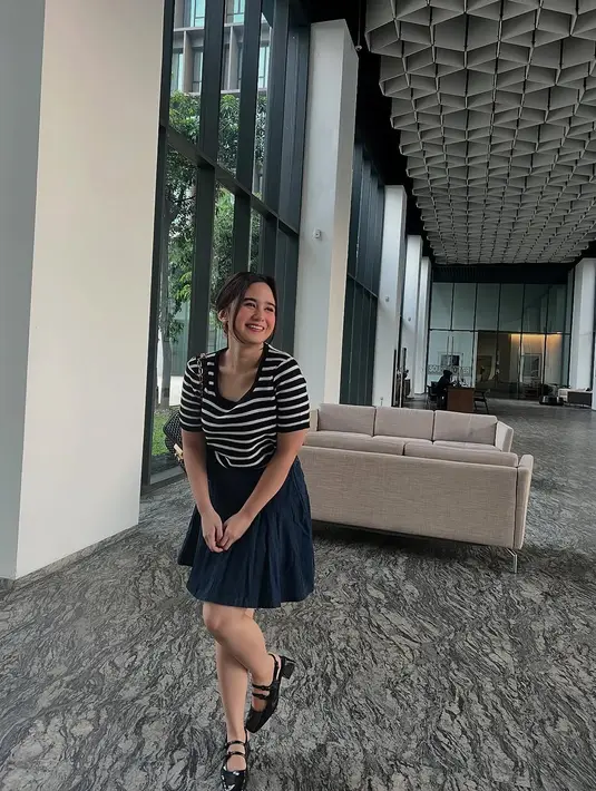 Jika biasanya tampil dengan gaya tomboy, perubahan Tissa ke gaya ini memberikan kesan yang lebih lembut dan anggun. Detail pakaian seperti rok mini memberikan sentuhan feminin yang menarik perhatian. (Liputan6.com/IG/@tissabiani)