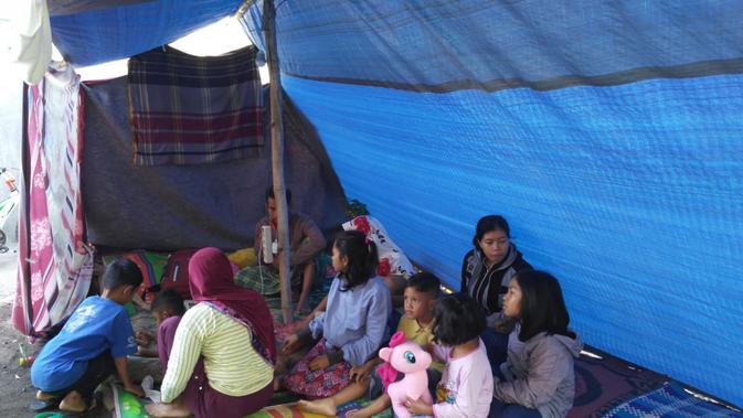 Gempa Lombok menyisakan rasa takut dan waspada bagi warga. Mereka pun mengungsi di tempat aman. (/Sunariyah)