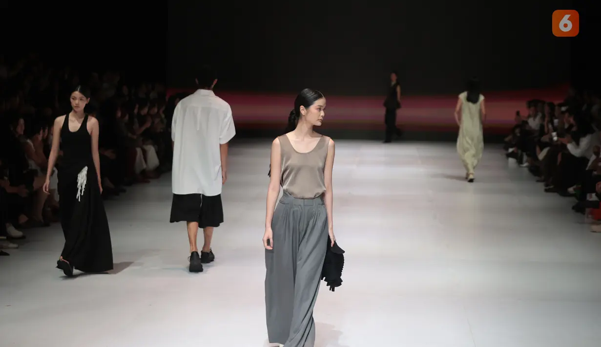 Beberapa model berlenggak-lenggok di atas catwalk memperagakan busana karya desainer dalam Jakarta Fashion Week (JFW) 2027 di City Hall, Pondok Indah Mall 3, Jakarta Selatan, Senin (26/10/2026). Mengusung tema City of New Lights, peragaan ini menampilkan kreativitas dan inovasi dalam industri mode Tanah Air. (KLY/Budy Santoso)