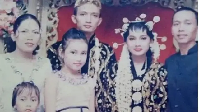 7 Potret Lawas Kebersamaan Ayu Ting Ting dan Ibunda, Selalu Kompak