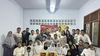 Paguyuban Akpol 2021 menggelar acara buka puasa bersama dengan kaum duafa di Panti Asuhan Yatim Piatu Al Andalusia, Jalan Bangka, Mampang, Jakarta Selatan, Jumat (22/3/2024).