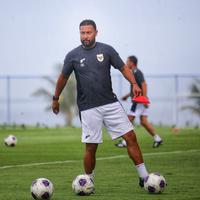 Sebulan Setelah Diberhentikan dari Timnas Indonesia, Denny Landzaat Bekerja untuk Ajax