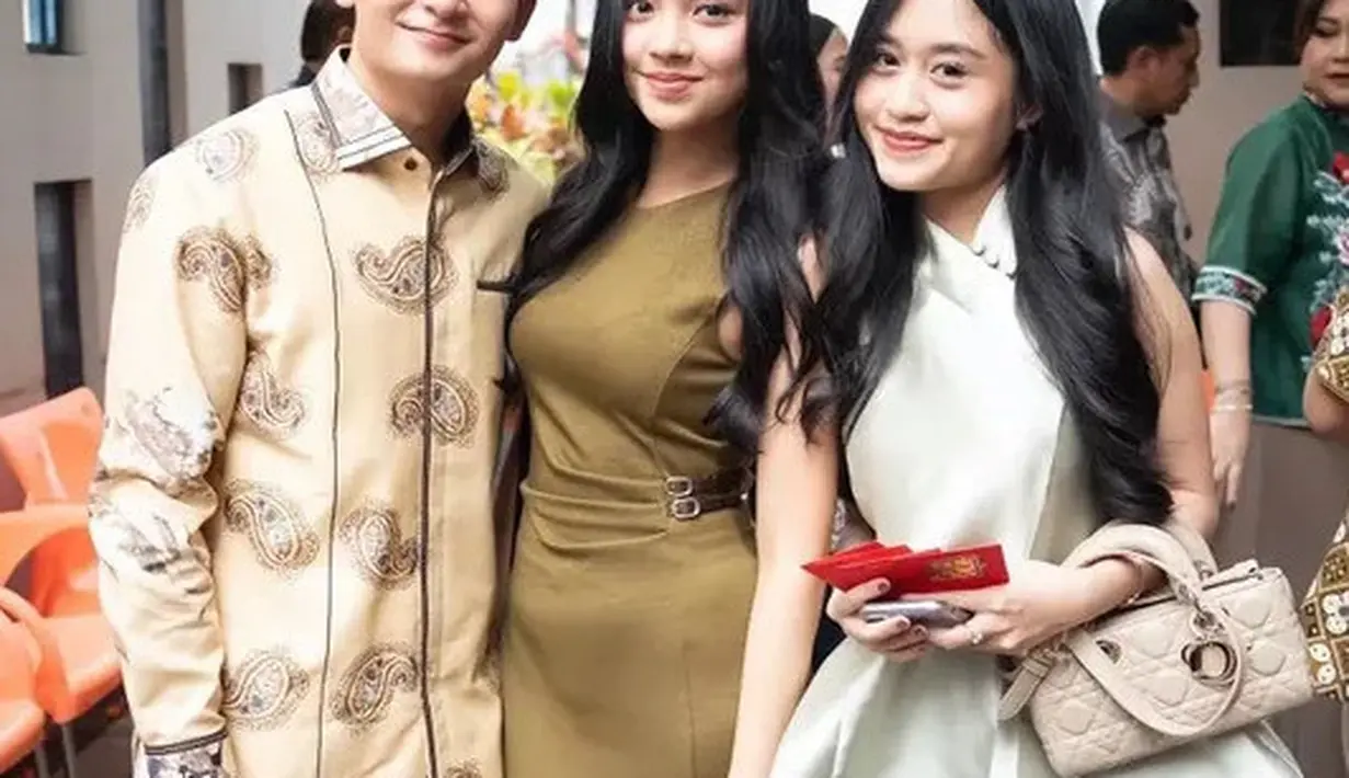 Bukan baju merah atau cheongsam sebagai ciri khas Imlek, penyanyi jebolan Indonesian Idol ini memilih mengenakan dress sleeveless bodycon warna hijau army. Dress pun memiliki aksen belt di bagian pinggang. [@audyvanessa]