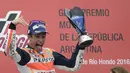 Ekspresi Marc Marquez dengan trofi juara MotoGP Argentina di Sirkuit Autodromo Termas de Rio Hondo, Senin (4/4/2016) dini hari WIB. (AFP/Juan Mabromata))