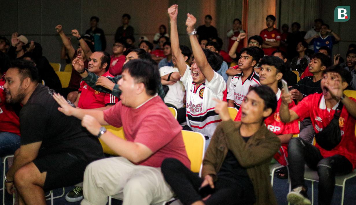 <p>Sejumlah fans Manchester United melakukan selebrasi saat Marcus Rashford mencetak gol cepat ke gawang Manchester City saat Roaring Night Liga Inggris yang berlangsung di Hotel IBIS Style, Tanah Abang, Jakarta, Minggu (03/03/2024). (Bola.com/Bagaskara Lazuardi)</p>