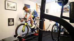 Yoann Offredo dari Wanty-Gobert Cycling Team berlatih di garasi rumahnya di Monthlery, selatan Paris, 3 April 2020. Pengendara sepeda profesional ini tetap berlatih selama karantina wilayah atau lockdown untuk mencegah penyebaran virus corona COVID-19 di Prancis. (Photo by FRANCK FIFE/AFP)