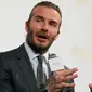 Mantan pemain sepak bola Inggris David Beckham memberi keterangan saat konferensi pers di Tokyo, Jepang (4/10). (AP Photo/Shizuo Kambayashi)