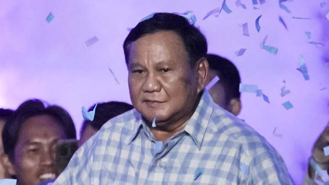 FOTO: Aksi Prabowo Joget Gemoy Usai Pidato Kemenangan Hasil Quick Count di Istora