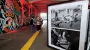 Warga mengamati karya dalam pameran foto cerita Hari Hak Asasi Manusia 2022 di Terowongan Kendal, Jakarta Pusat, Senin (5/12/2022). Tema dari pameran ini adalah inklusi disabilitas, hak masyarakat adat melalui pelestarian bahasa asli, dan bioskop bisik. (Liputan6.com/Magang/Aida Nuralifa)