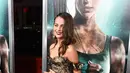 Aktris Alicia Vikander berpose dengan latar belakang poster film Tomb Raider di TCL Chinese Theatre, Hollywood, California (12/3). Film adaptasi video game ini yang digarap oleh sutradara asal Nowergia Roar Uthaug. (Frazer Harrison / Getty Images / AFP)