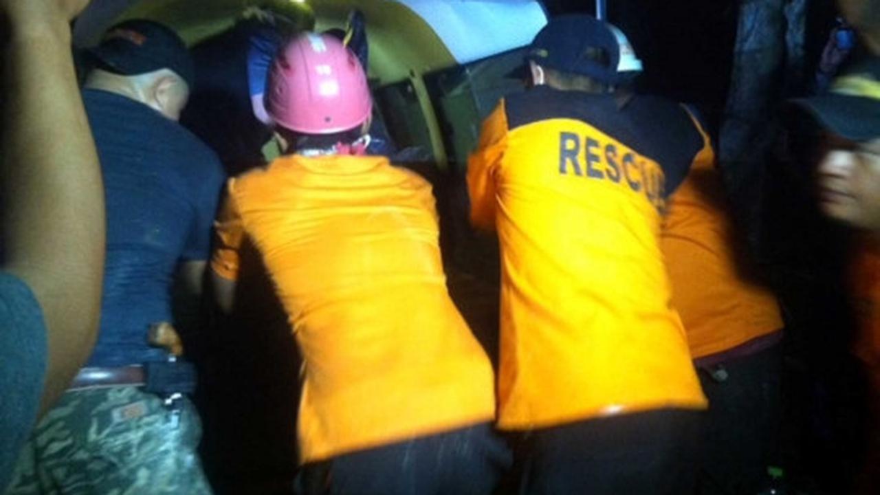 Kerja keras Tim SAR evakuasi korban longsor di Pantai Sadranan