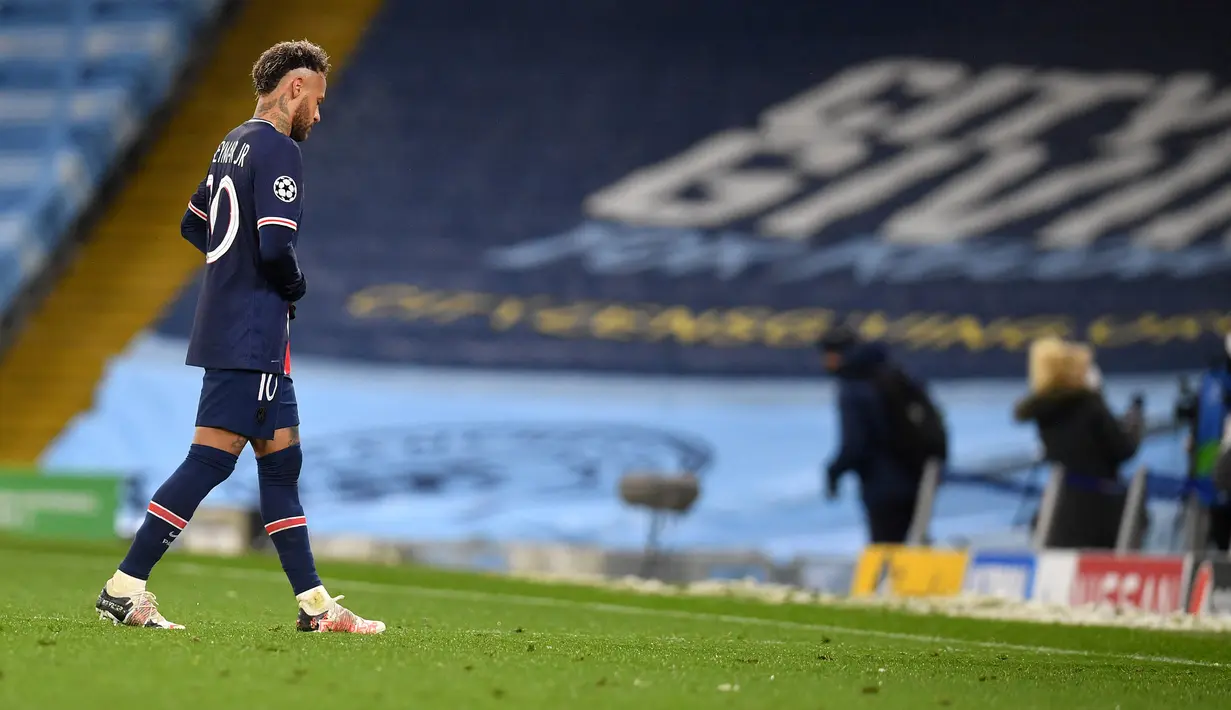 Penyerang PSG, Neymar berjalan meninggalkan lapangan usai pertandingan melawan Manchester City pada leg kedua semifinal Liga Champions di stadion Etihad, Rabu (5/5/2021). City menang atas PSG 2-0. (AFP/ Paul Ellis)