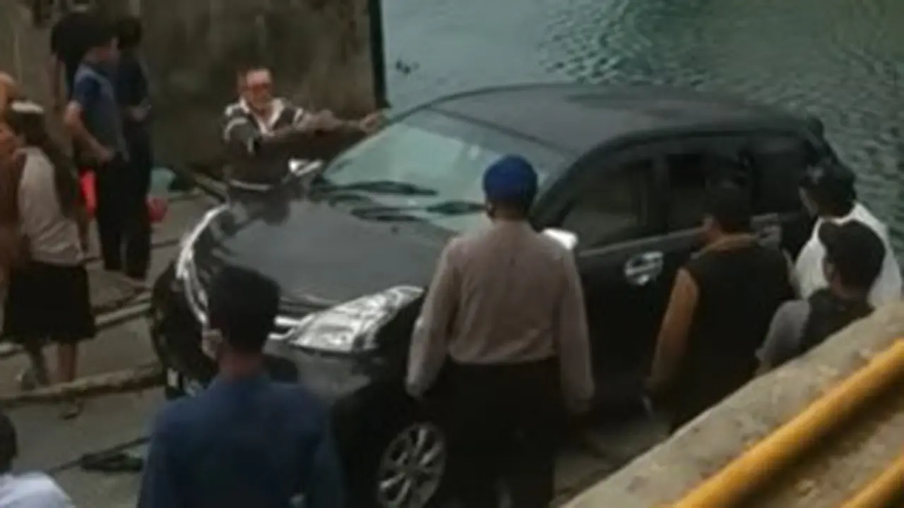 Mobil nyemplung ke Danau Toba